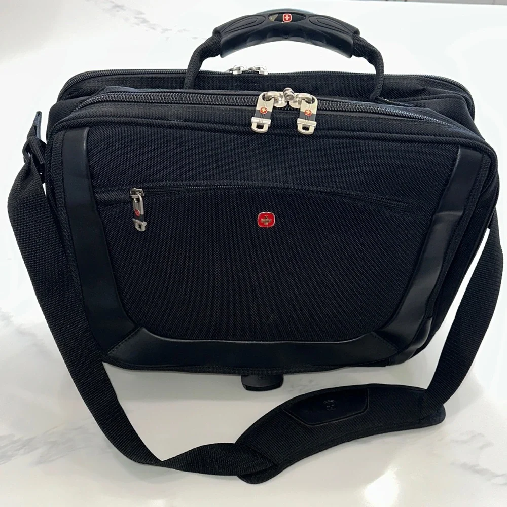 SWISS GEAR WENGER BUSINESS LAPTOP MESSENGER BAG NUMEROUS COMPARTMENTS 4 STORAGE